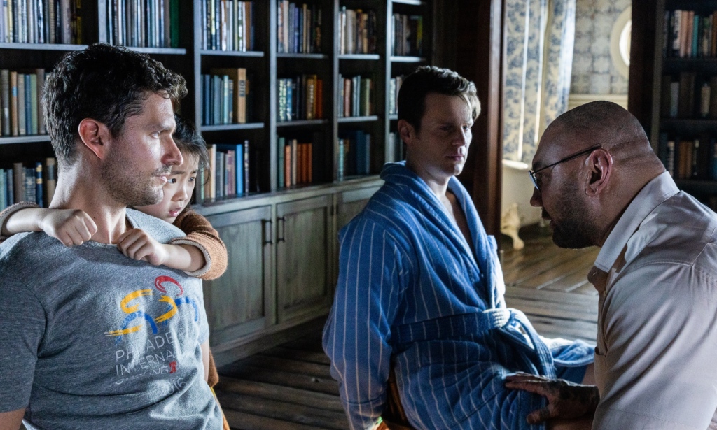 Ben Aldridge comme Andrew (L), Kristen Cui comme Wen, Jonathan Groff comme Eric et Dave Bautista comme Leonard,