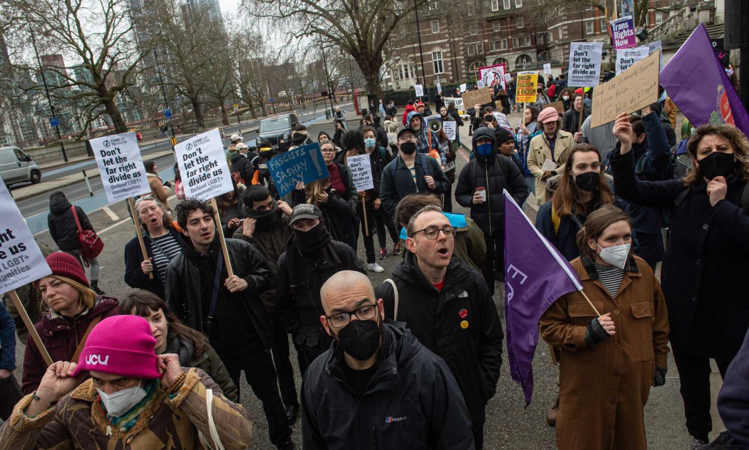 Des manifestants d’extrême droite s’affrontent à la Tate Britain de Londres à propos d’un événement d’histoire de drag queen pour les enfants Protesters outside Tate Britain