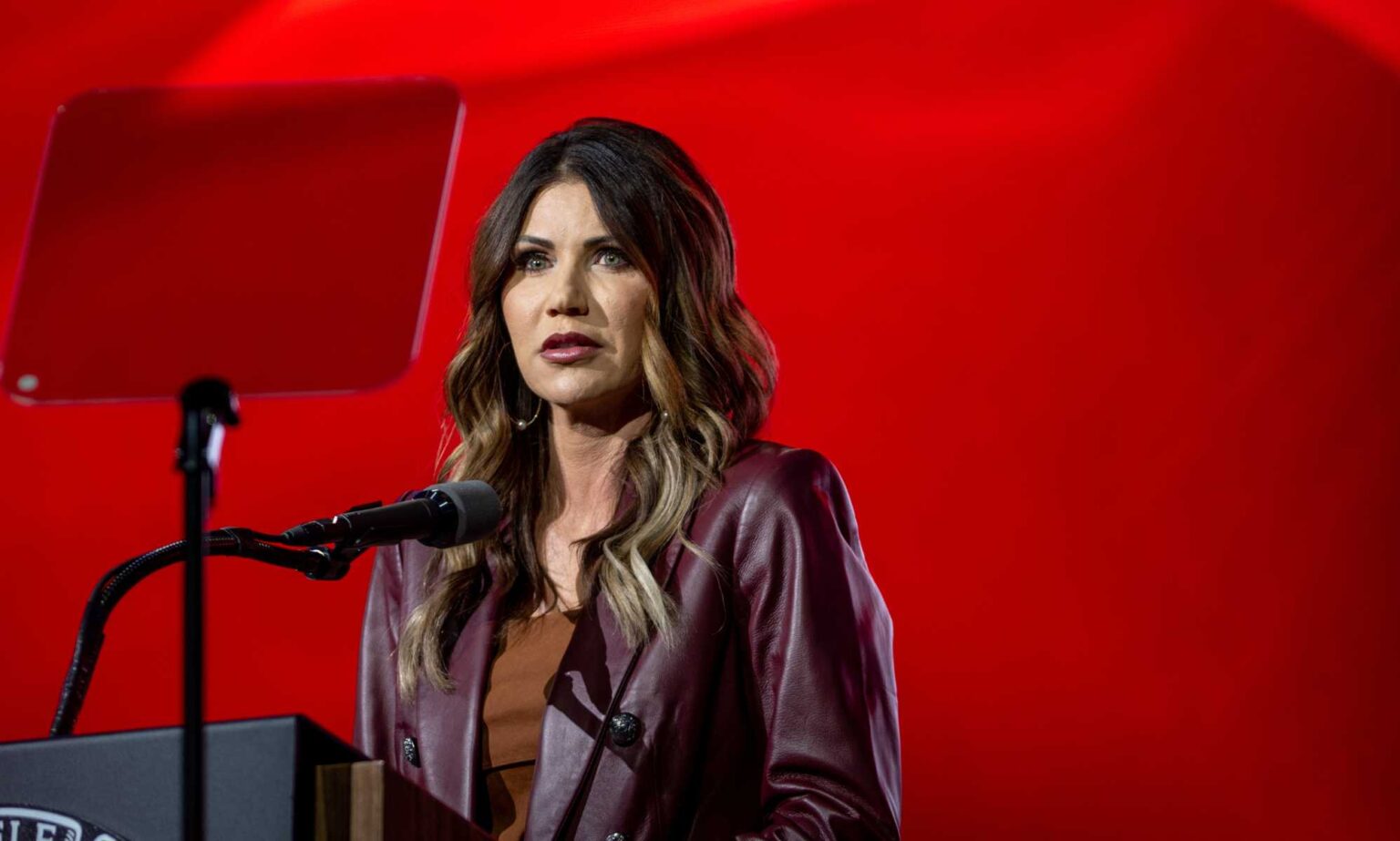 Un groupe de défense des droits des trans poursuit la gouverneure républicaine anti-trans Kristi Noem pour discrimination Kristi Noem