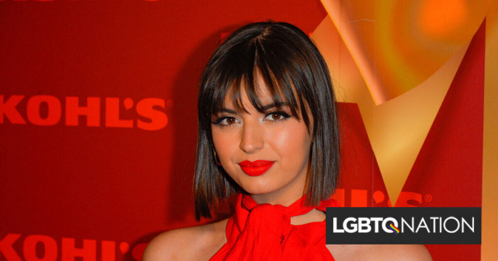 Rebecca Black dit que les homosexuels l’ont défendue lors de l’intimidation vicieuse du «vendredi» Rebecca Black dit que les homosexuels l'ont défendue lors de l'intimidation vicieuse du «vendredi»