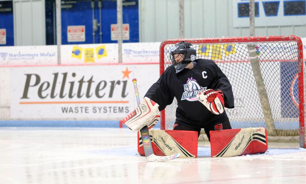 Un gardien de l'équipe Trans pose devant un but lors d'un match de hockey