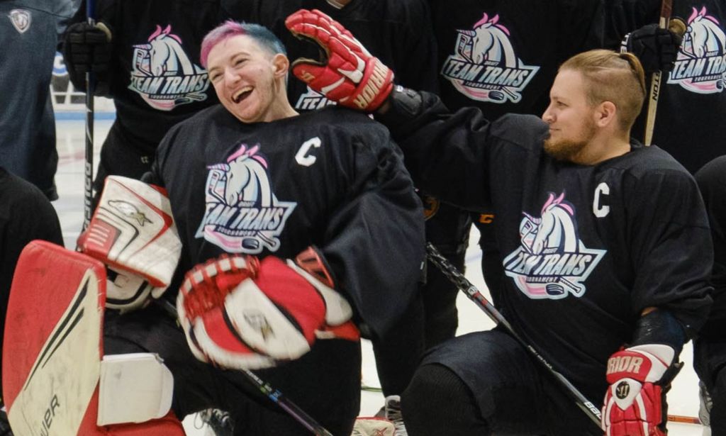 Mason LeFebvre et Danny Maki se sourient en portant des uniformes de hockey de l'équipe Trans pour une photo d'équipe
