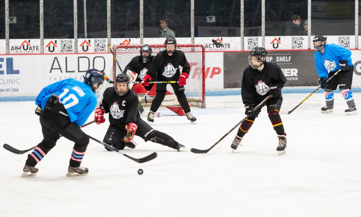 Rencontrez l’équipe de hockey entièrement trans qui change des vies un match à la fois : « Ma famille retrouvée » Players for Team Trans play hockey against each other on the ice