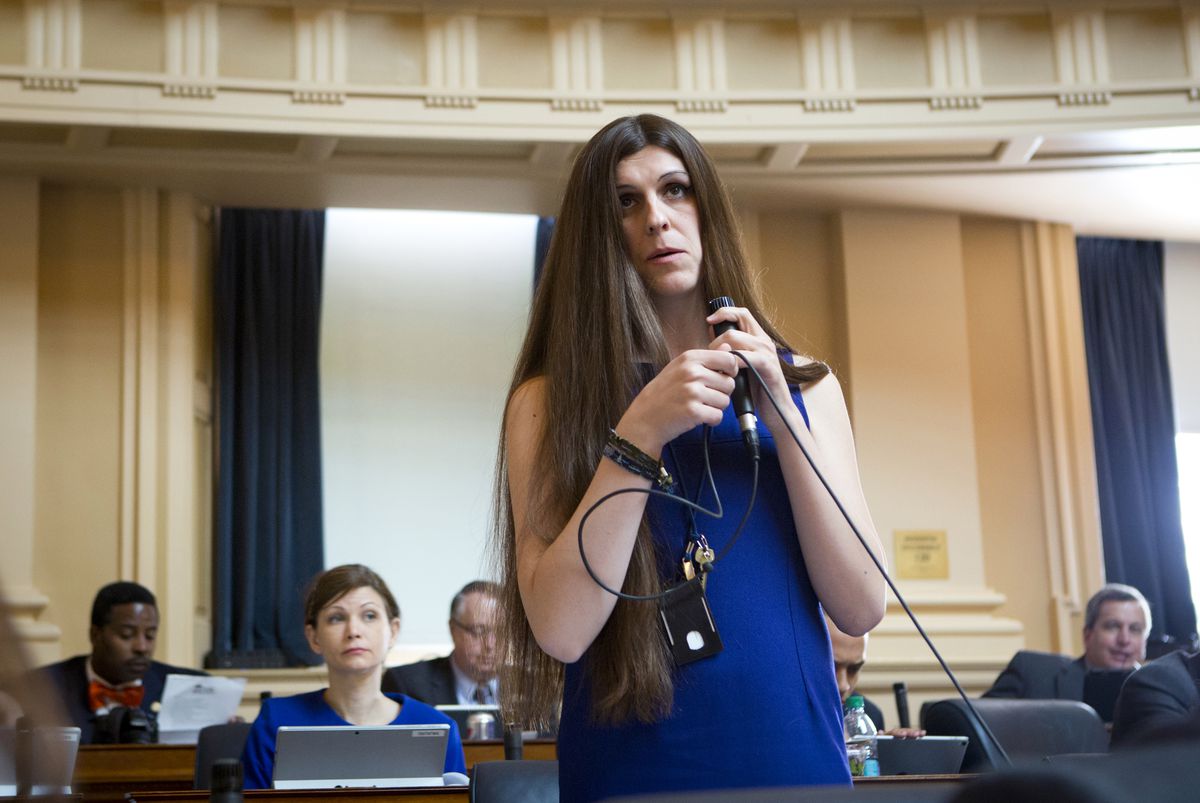 Délégué Danica Roem (D) participe à une session d'une journée de l'Assemblée générale de Virginie le 3 avril à Richmond, en Virginie.