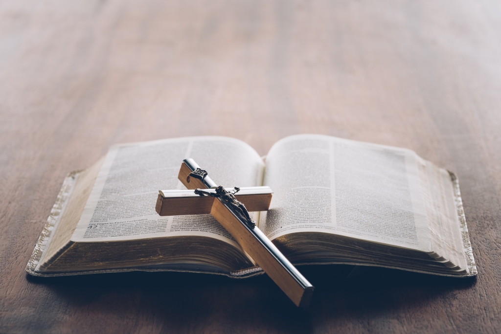 Image d'une bible avec une croix posée dessus