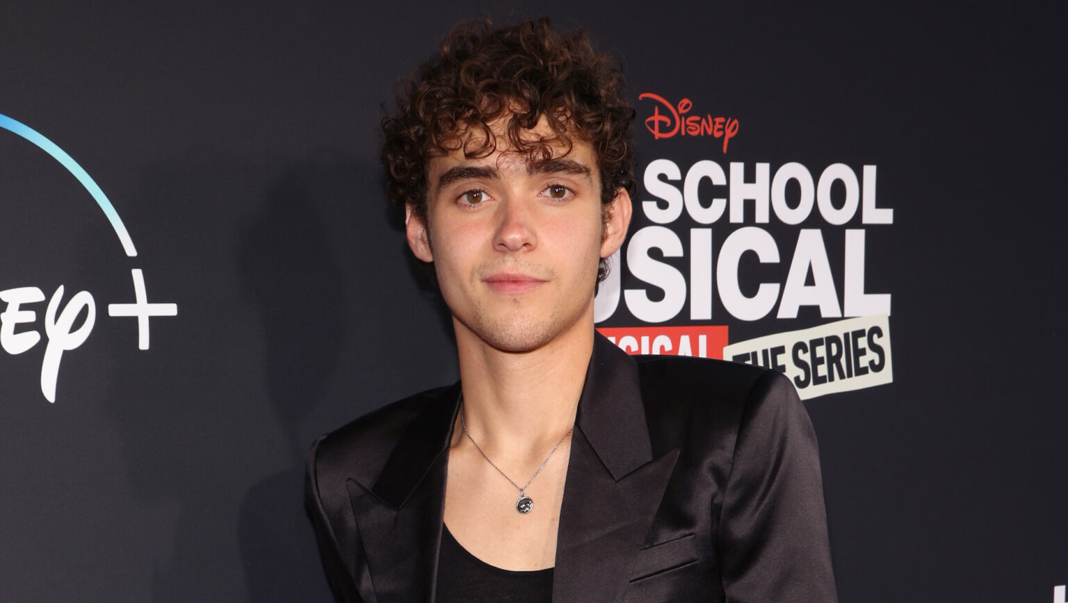 La méga-église anti-LGBTQ + qui a baptisé Joshua Bassett ne croit pas que les homosexuels soient «nés comme ça» High School Musical star Joshua Bassett in a black vest and suit jacket