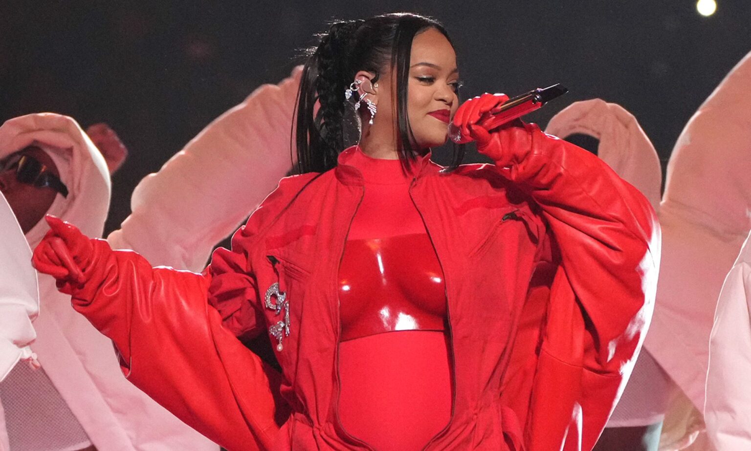 Rihanna confirme la sortie d’un nouvel album cette année et parle de ressentir une « pression toxique » Rihanna in a full red outfit duruing the Super Bowl halftime show.