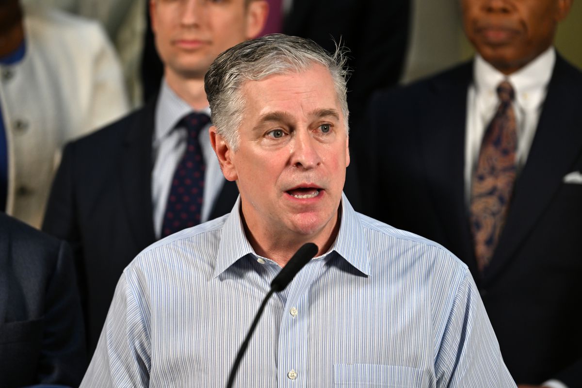 Le maire de New York, Eric Adams, rencontre des défenseurs LGBTQ+