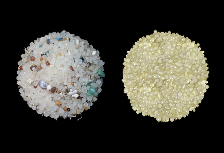 Deux tas de minuscules particules de tailles pratiquement identiques.