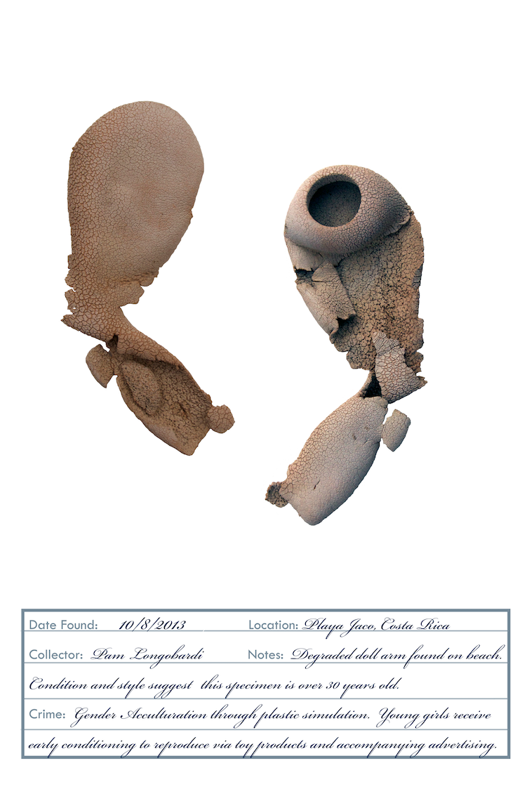 Deux vues d'un bras dégradé d'une poupée en plastique, retrouvée à Playa Jaco au Costa Rica.