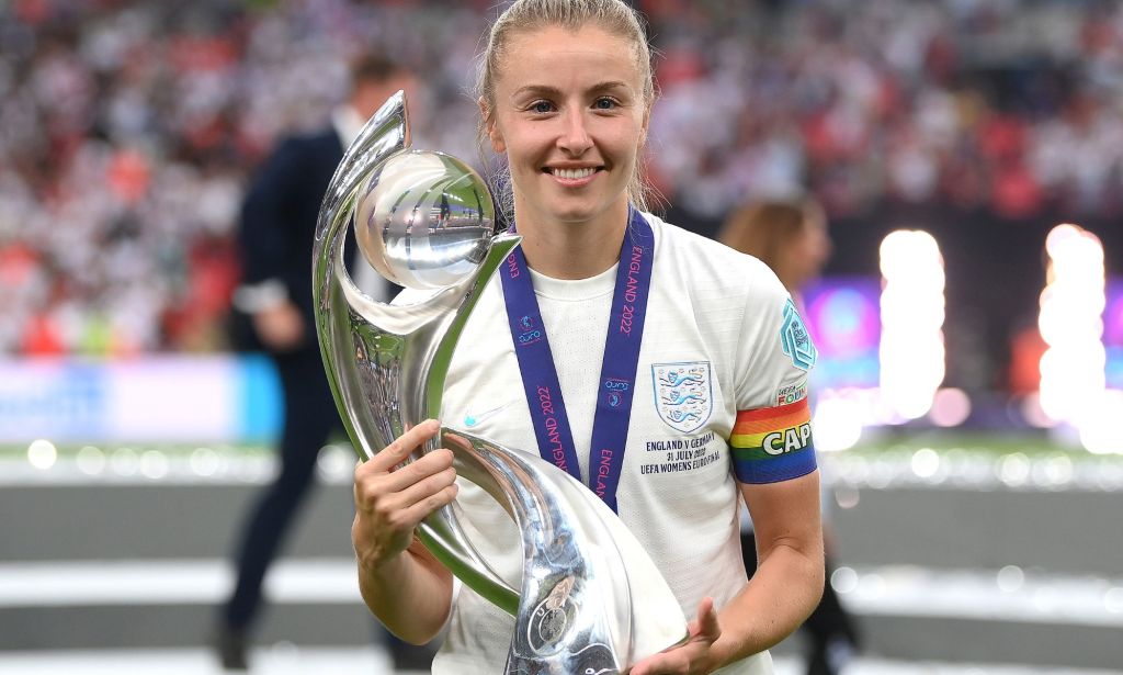 L'Anglaise Leah Williamson, qui porte un uniforme de football blanc et un brassard arc-en-ciel, soulève le trophée UERA Women's Euro 2022 après la victoire des Lionnes