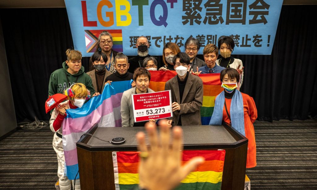 Les militants LGBTQ + et des droits de l'homme se rassemblent et brandissent un drapeau trans Pride et un drapeau arc-en-ciel LGBTQ + alors qu'ils appellent le gouvernement japonais à introduire des protections anti-discrimination pour les personnes LGBTQ + dans le pays