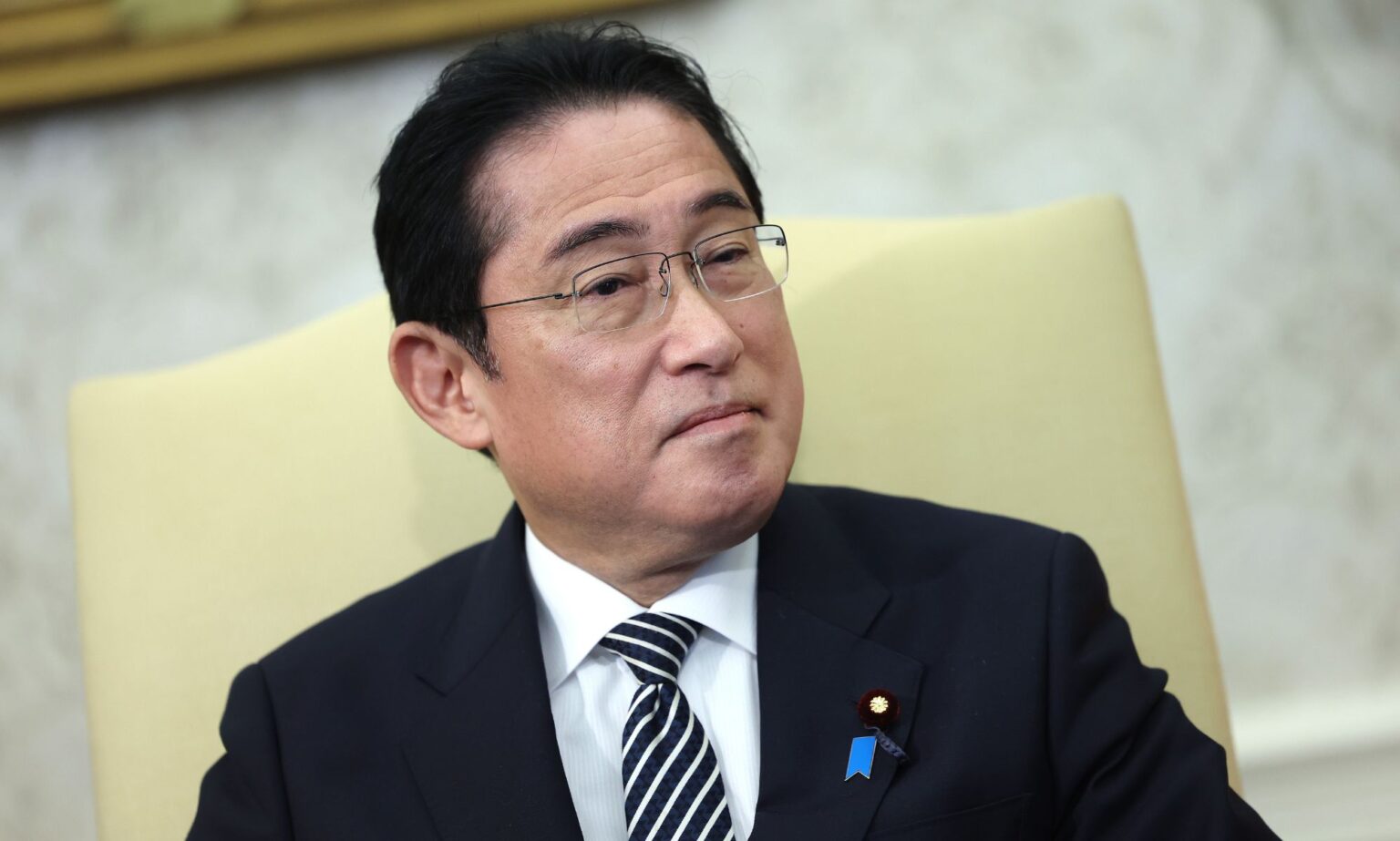 Le Premier ministre japonais présente ses excuses aux militants LGBTQ+ pour les remarques fanatiques de l’ancien assistant Japan’s prime minister Fumio Kishida wears a white shirt, dark striped tie and dark suit jacket as he sits in a cream-coloured chair during a meeting