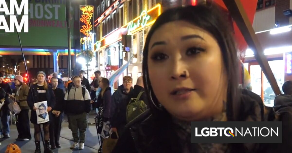 Des voyous crient de la haine anti-LGBTQ + alors qu’une interview sur un adolescent trans tué est filmée Des voyous crient de la haine anti-LGBTQ + alors qu'une interview sur un adolescent trans tué est filmée