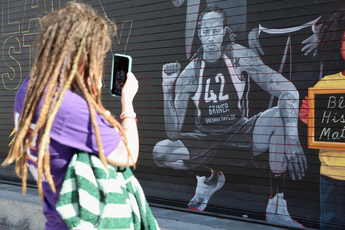 La star de la WNBA, Brittney Griner, revient aux États-Unis après 10 mois de détention en Russie