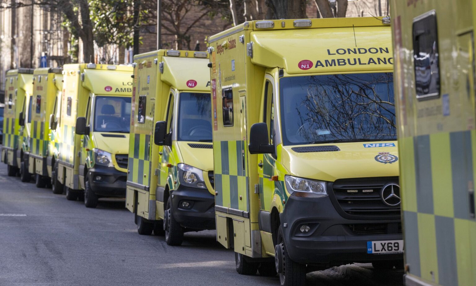 L’équipe d’ambulance a refusé de travailler avec une ambulancière lesbienne après qu’elle a été expulsée de force Several ambulances driving through London.