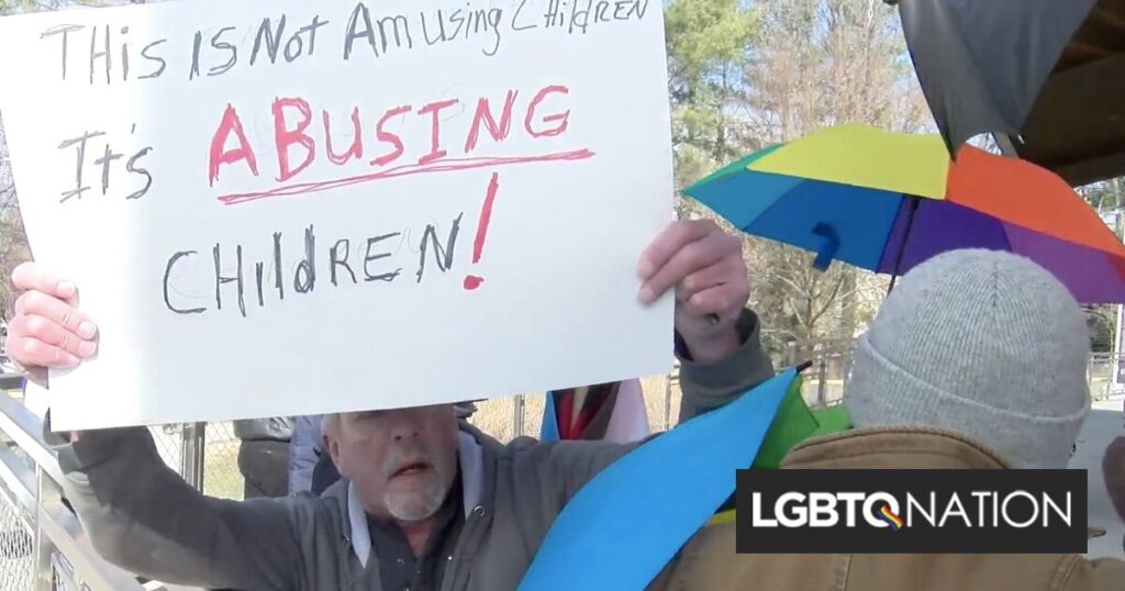 Des alliés avec des parapluies arc-en-ciel empêchent les ennemis de ruiner l’événement de la bibliothèque drag queen pour enfants Des alliés avec des parapluies arc-en-ciel empêchent les ennemis de ruiner l'événement de la bibliothèque drag queen pour enfants