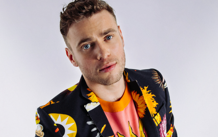 80 pour Brady: Gus Kenworthy dit que le baiser gay a été coupé du nouveau film