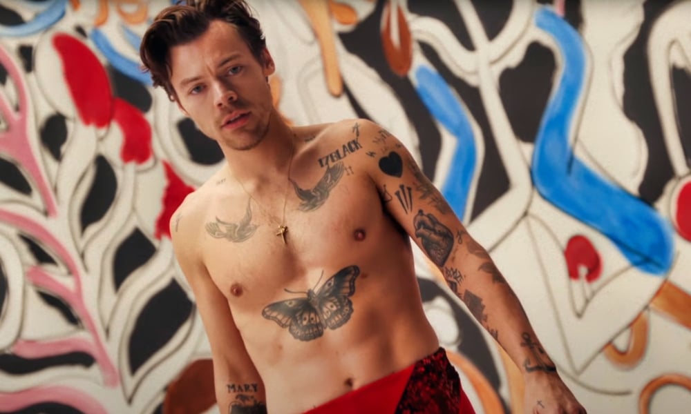Attendez, que s’est-il passé pendant la performance Grammy de Harry Styles ? Harry Styles Talks Showing His 'Bum Bum' in 'My Policeman'