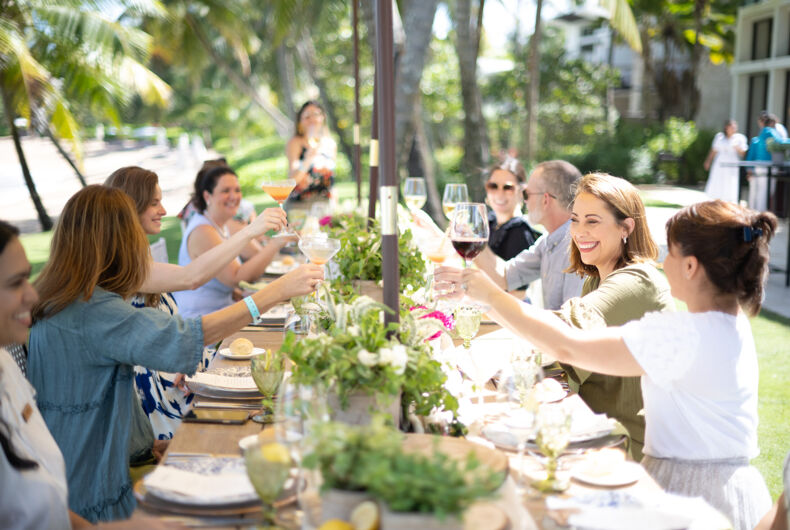Les convives déjeunent dehors à Dorado Beach, une réserve du Ritz-Carlton.