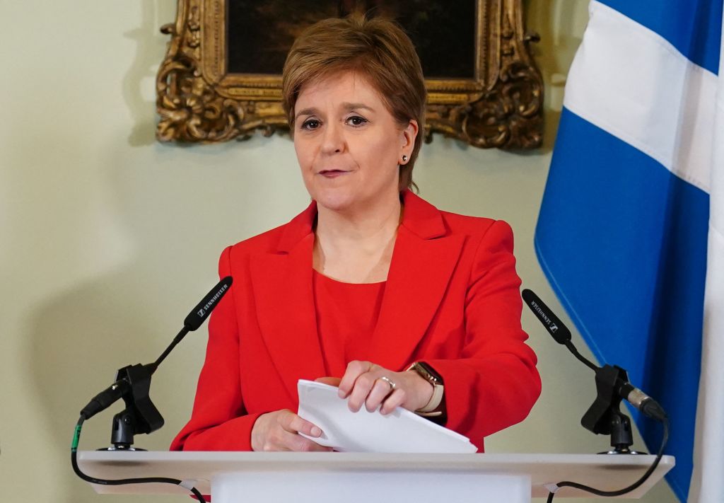 Nicola Sturgeon en costume rouge s'exprimant lors d'une conférence