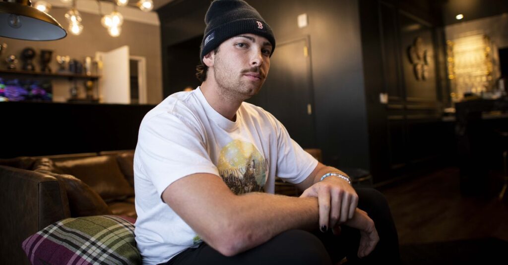 La recrue des Red Sox, Triston Casas, se peint les ongles et contribue à donner au baseball une image plus inclusive La recrue des Red Sox, Triston Casas, se peint les ongles et contribue à donner au baseball une image plus inclusive