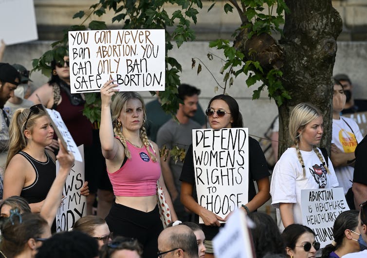 Des jeunes femmes protestent contre les restrictions d'accès à l'avortement.