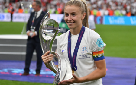 Leah Williamson veut que les Lionnes portent le brassard OneLove à la Coupe du monde 2023