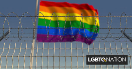 Les habitants enragés alors que la ville vote pour interdire le drapeau de la fierté des bâtiments gouvernementaux