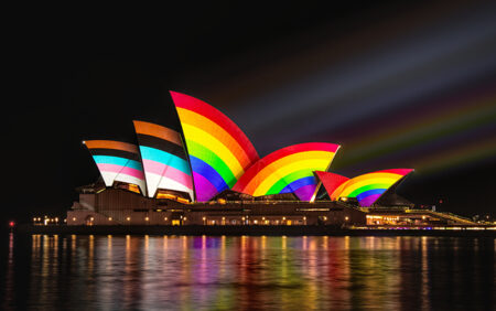 L'opéra de Sydney s'illumine aux couleurs du Pride Progress Flag pour la WorldPride