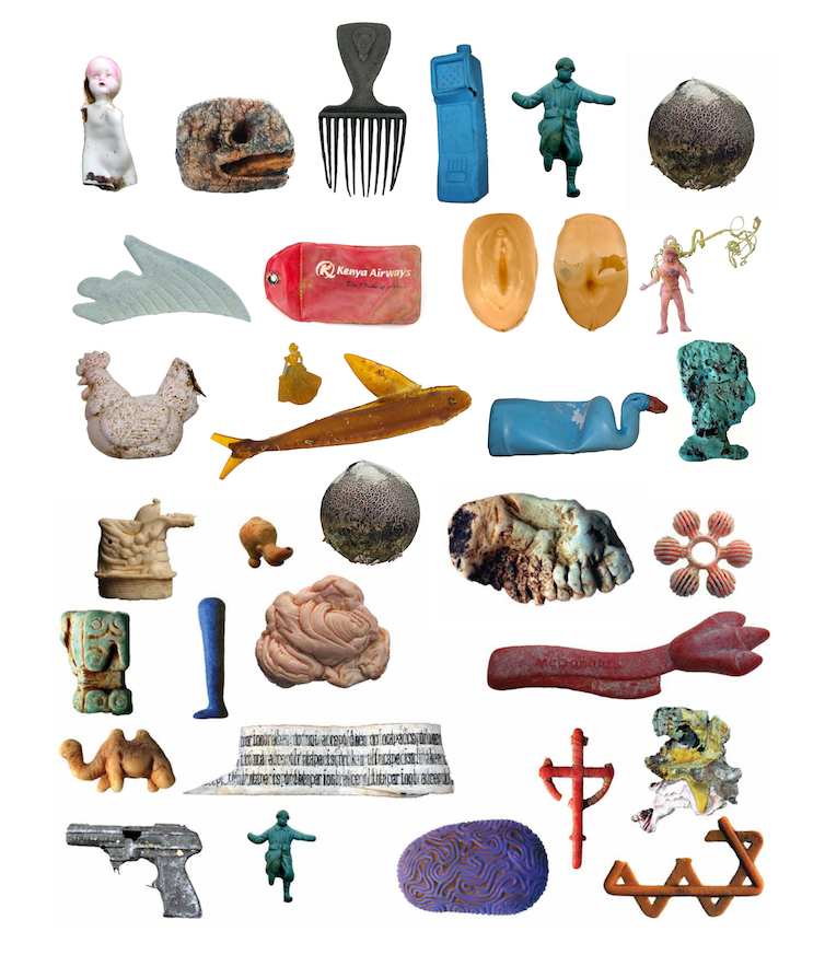 Ensemble d'objets en plastique, y compris des jouets, des figurines d'action et des fragments d'objets plus grands.