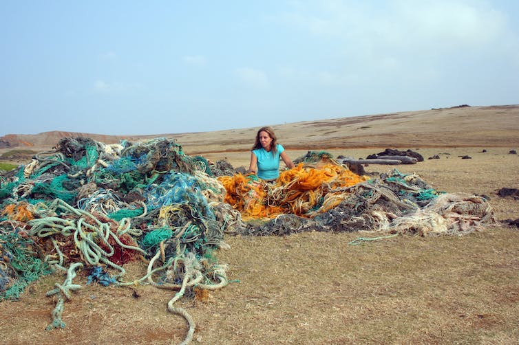 Mon art utilise du plastique récupéré sur les plages du monde entier pour comprendre comment notre société de consommation transforme l'océan