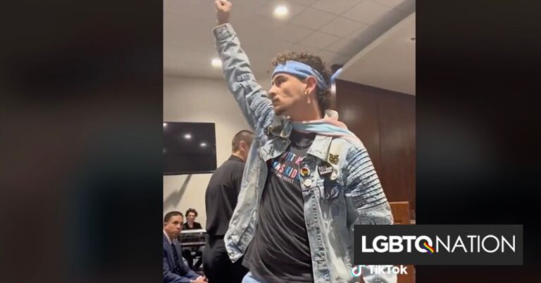 Un militant trans injecte de la testostérone devant le conseil d'administration lors d'une audience pour protester contre l'interdiction des soins de santé trans