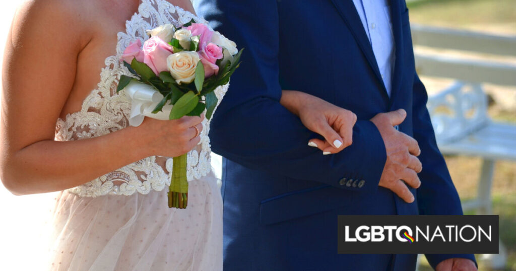 Un oncle aimant propose d’accompagner sa nièce lesbienne dans l’allée après que ses parents l’ont rejetée Un oncle aimant propose d'accompagner sa nièce lesbienne dans l'allée après que ses parents l'ont rejetée