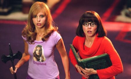 Velma et Daphné se sont embrassés dans le film "Scooby Doo" en direct... mais il a été coupé