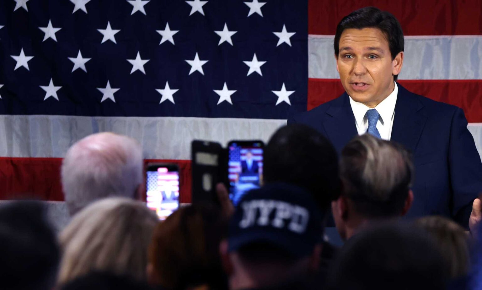 Ron DeSantis prend le contrôle de Disney World au milieu de la dispute Don’t Say Gay: « Il y a un nouveau shérif en ville » Ron Desantis