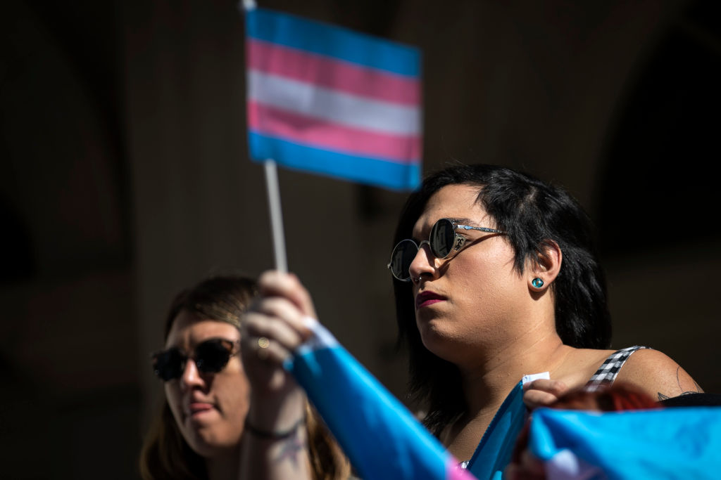 Les militants LGBTQ+ et leurs sympathisants se mobilisent pour soutenir les personnes transgenres.