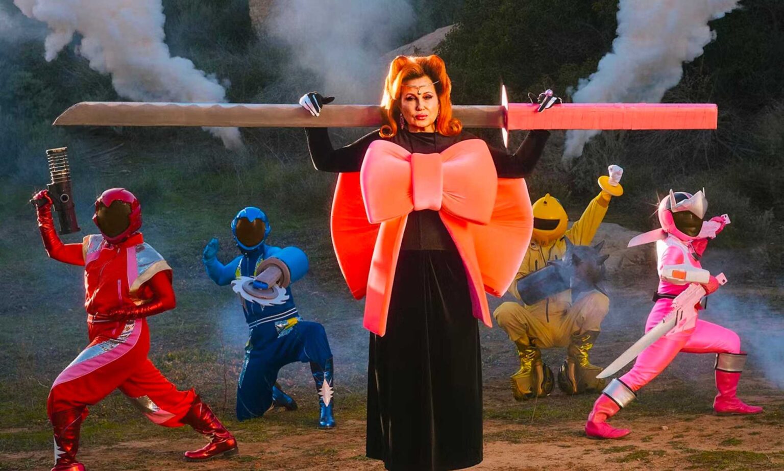 Jennifer Coolidge est «la mère du camp» dans la séance photo emblématique du magazine W: «Tout le monde prend des notes» Jennifer Coolidge est «la mère du camp» dans la séance photo emblématique du magazine W: «Tout le monde prend des notes»