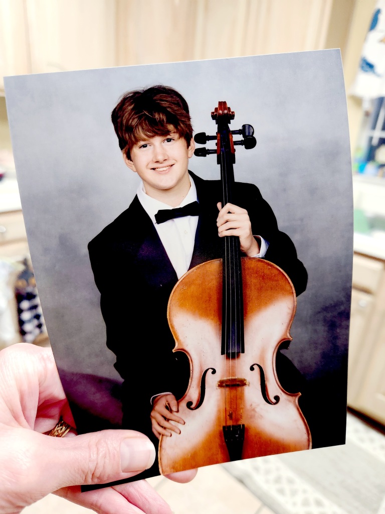 Le fils d'Amber tenant une guitare