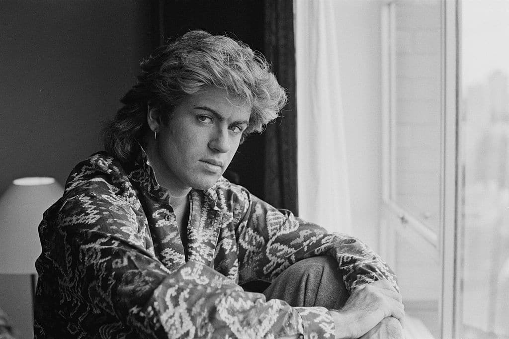 L'auteur-compositeur-interprète britannique George Michael, de Wham!, dans une chambre d'hôtel à Sydney lors de la tournée mondiale du duo pop en 1985.