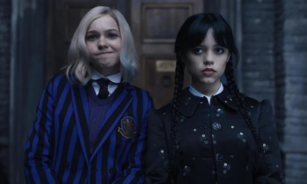 Emma Myers comme Enid (L) et Jenna Ortega comme mercredi (R).  (Netflix)