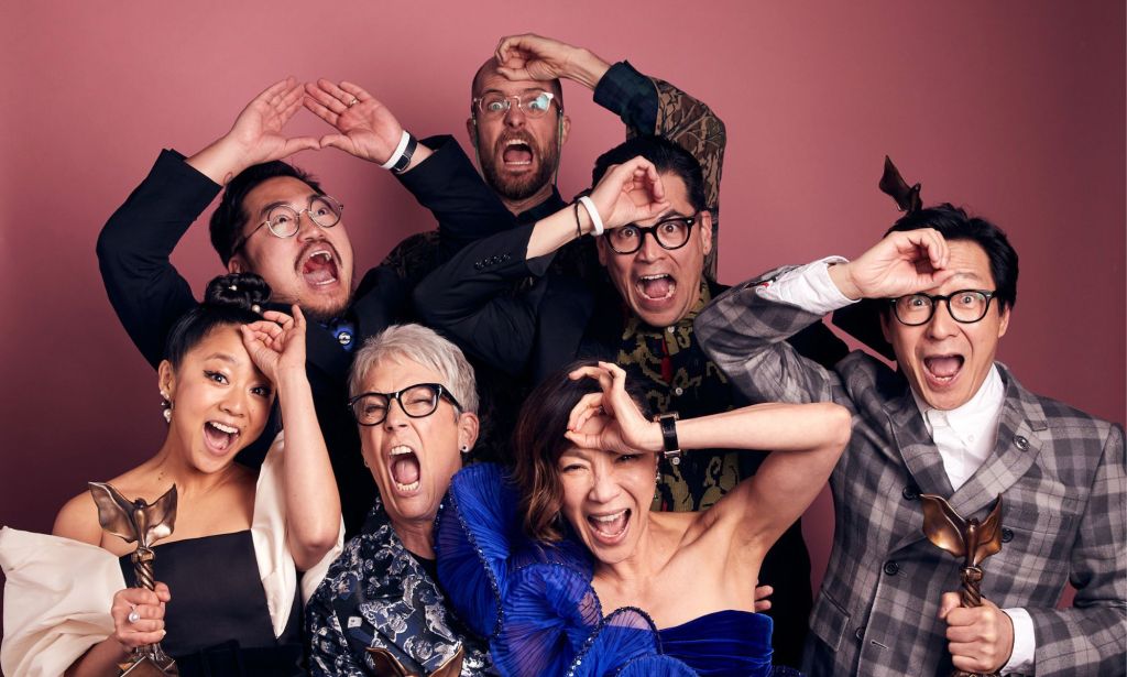 Tout partout, tout à la fois, lors des Independent Spirit Awards 2023.