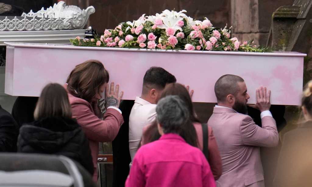 WARRINGTON, ANGLETERRE – 15 MARS: Le cercueil Brianna Ghey est transporté dans l'église St Elphin le 15 mars 2023 à Warrington, Royaume-Uni.  Brianna Ghey, une fille transgenre, a été poignardée dans le parc linéaire de Culcheth, dans le Cheshire, dans la soirée du 11 février 2023. Deux adolescents accusés du meurtre du jeune de 16 ans ont comparu devant le tribunal et ont été renvoyés en détention pour mineurs.  La famille de Brianna a rendu hommage à leur fille en disant "C'était un personnage plus grand que nature qui laisserait une impression durable sur tous ceux qui la rencontraient.  Brianna était belle, pleine d'esprit et hilarante.  Brianna était forte, intrépide et unique en son genre".  Ils ont demandé aux personnes en deuil de porter du rose aux funérailles.  (Photo de Christopher Furlong/Getty Images)