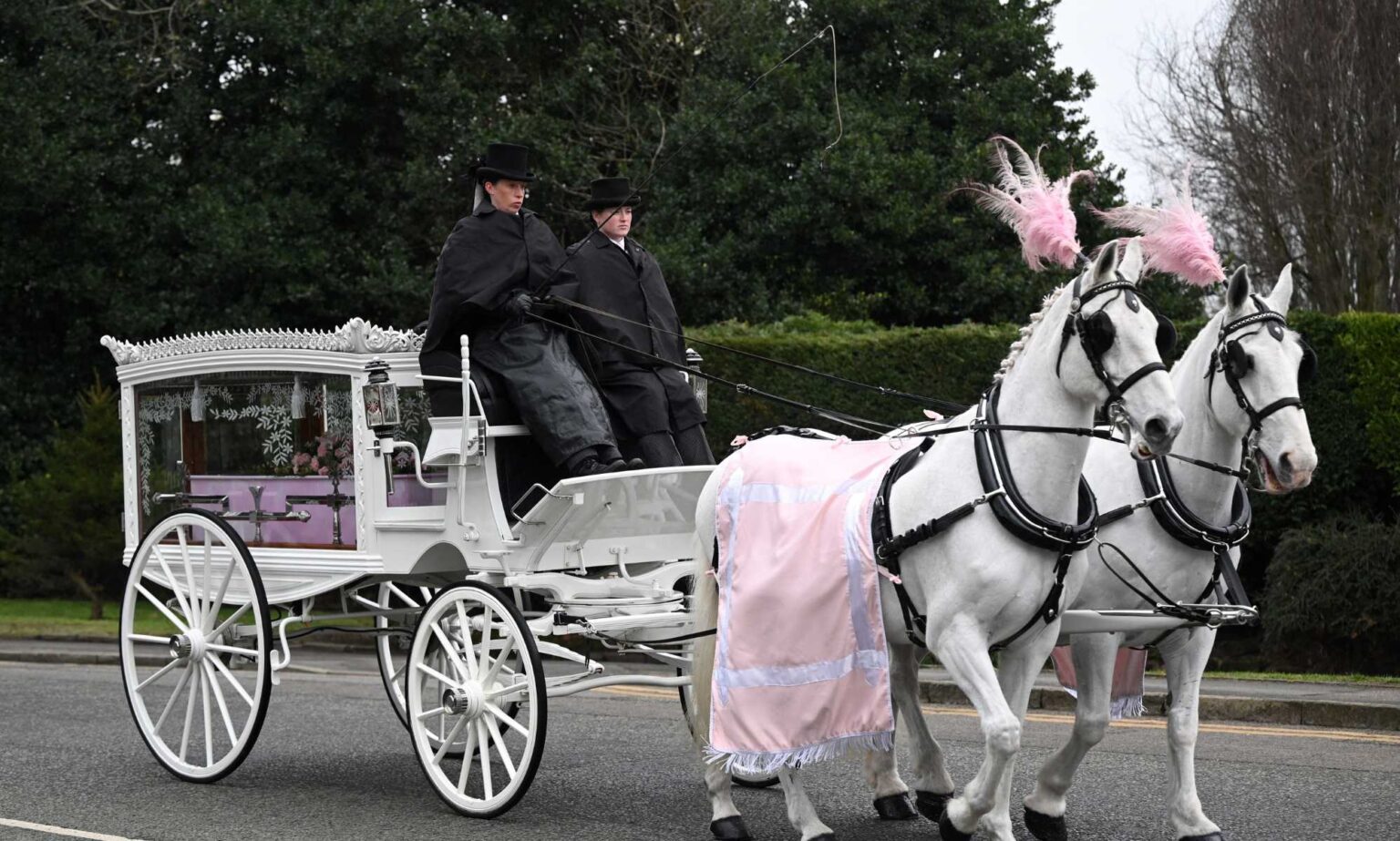 Funérailles de Brianna Ghey: les amis et la famille rendent hommage à «la fille la plus jolie et la plus parfaite» White horses bring Brianna Ghey's pink coffin to her funeral
