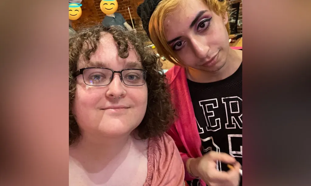 Eden Knight, une jeune femme trans saoudienne, se tient aux côtés de son amie Victoria lors d'un événement Pride aux États-Unis