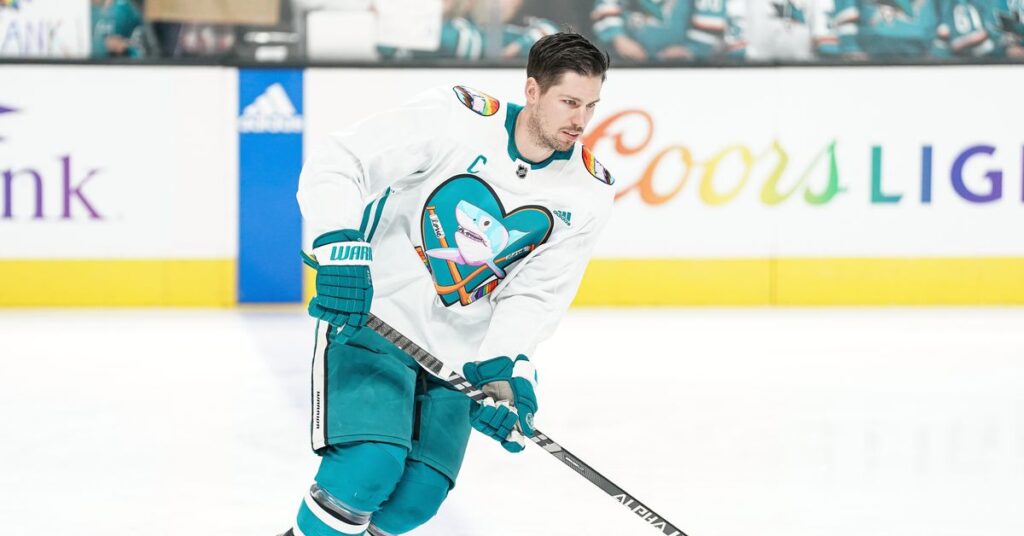 19 joueurs des Sharks de San Jose portent le maillot Pride Night, 1 non 19 joueurs des Sharks de San Jose portent le maillot Pride Night, 1 non