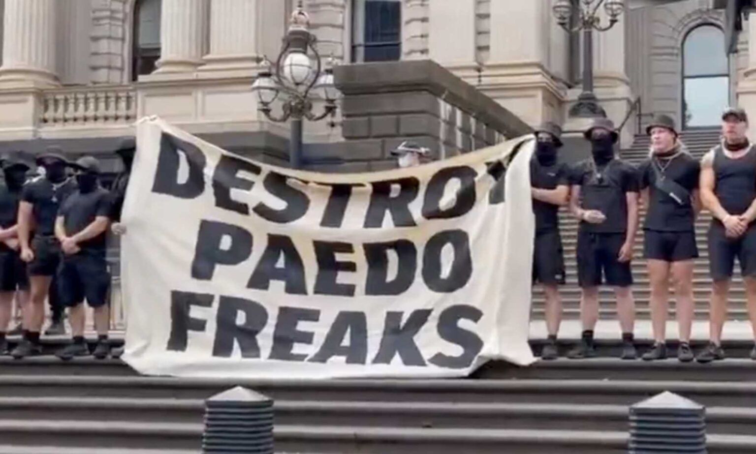 Le Premier ministre australien dénonce les néonazis lors de l’événement Posie Parker et déclare aux citoyens trans: « Notre gouvernement vous soutiendra toujours » Neo-Nazis at a Let Women Speak anti-trans rally in Victoria, Australia