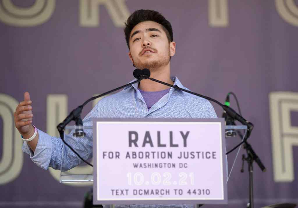 Schuyler Bailar au rassemblement pour la justice de l'avortement