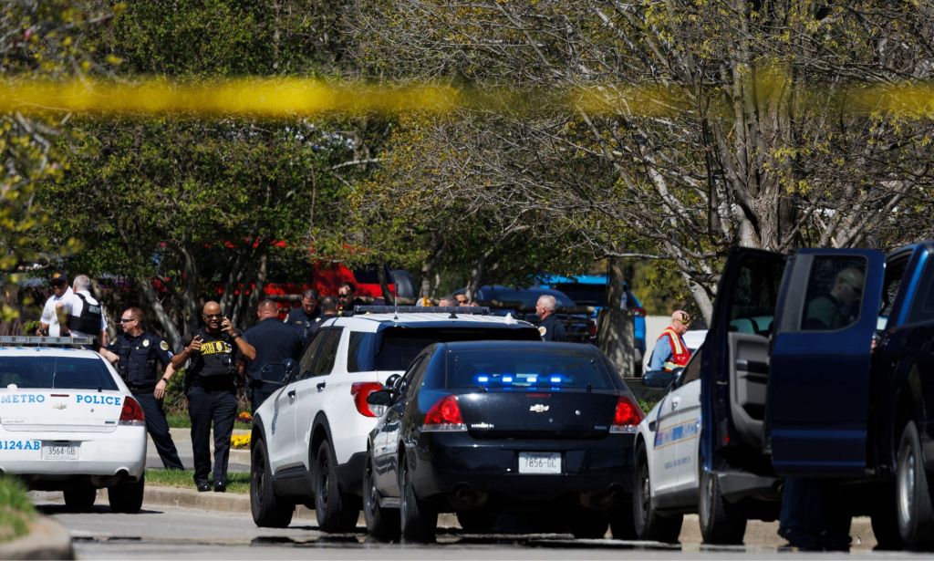 Voitures de police à l'extérieur de l'école de Nashville où une fusillade a eu lieu.