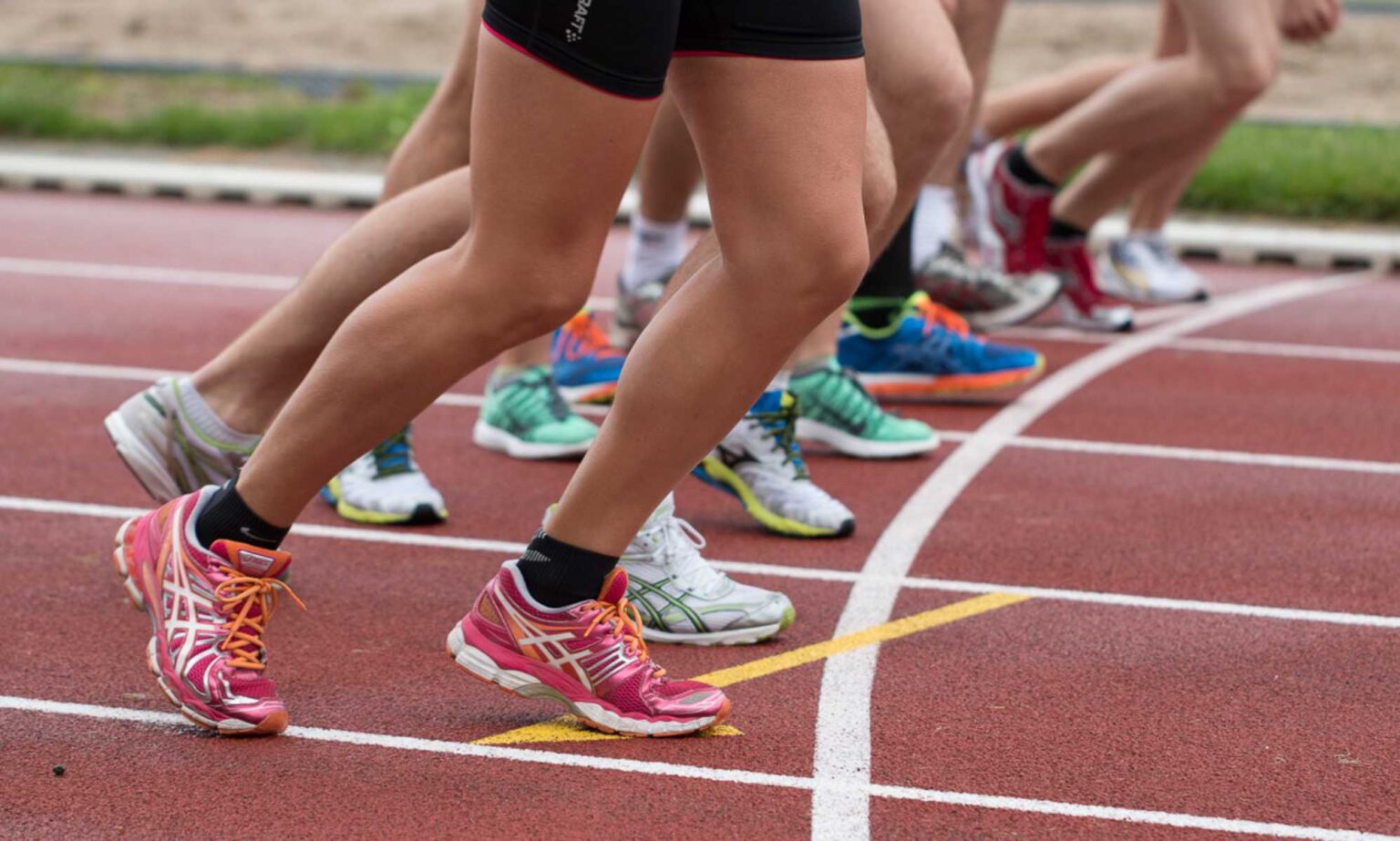UK Athletics confirme l’interdiction des femmes trans lors de la journée de visibilité trans Athletes running a race